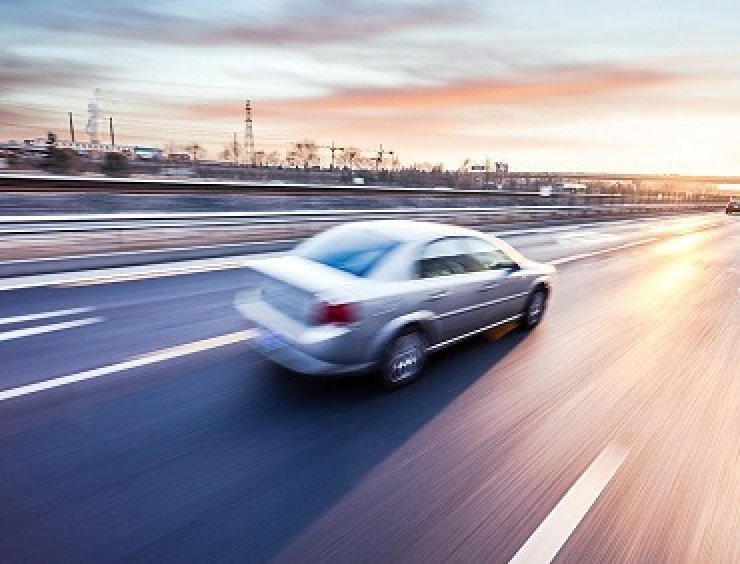 une voiture qui roule sur une autoroute à grande vitesse