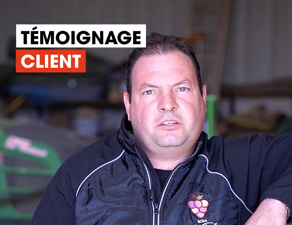 un homme dans une veste noire tenant un téléphone portable