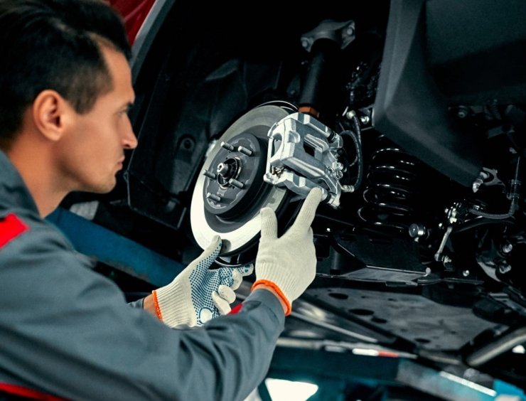 un homme travaillant sur un véhicule avec une clé à molette