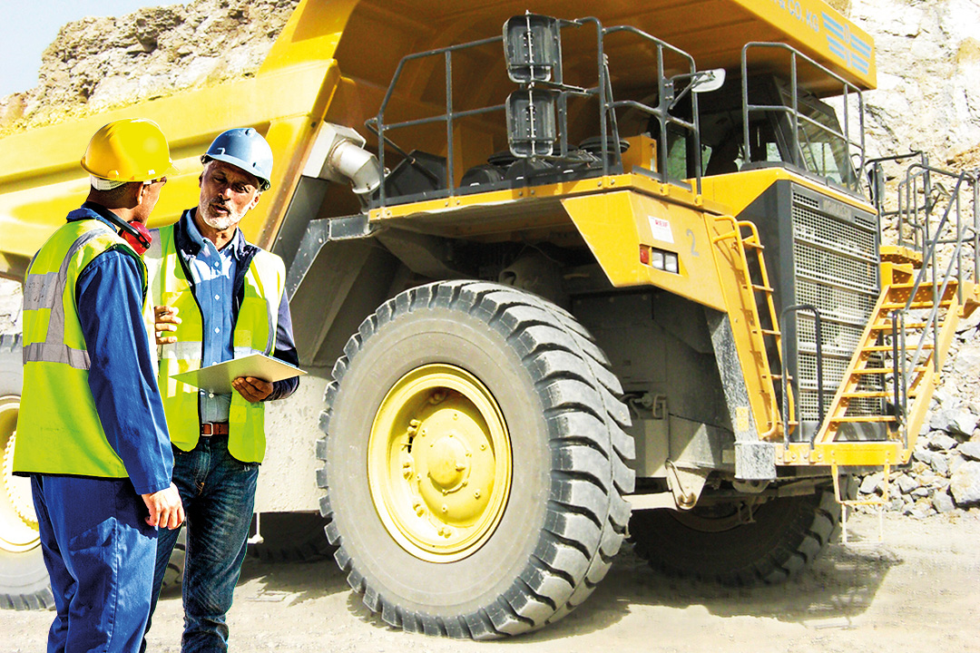 Un couple d'hommes à côté d'un grand camion