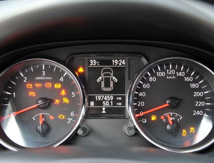 gros plan d'un compteur de vitesse sur une voiture