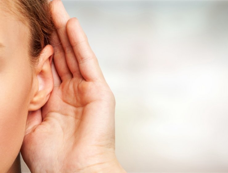 mano tesa all'orecchio in ascolto