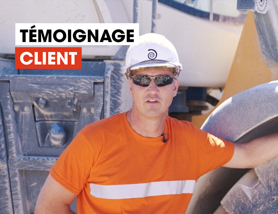 Un homme portant une chemise orange et un chapeau blanc