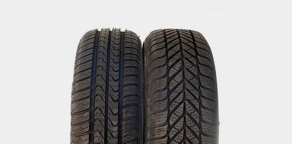 un couple de pneus assis l'un sur l'autre