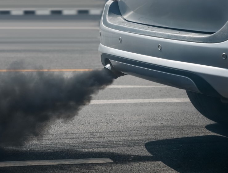 une voiture d'où s'échappe beaucoup de fumée noire