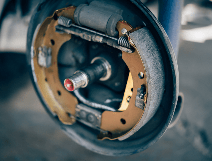 gros plan d'un ensemble de freins sur un véhicule