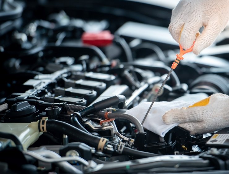 une personne travaille sur le moteur d'une voiture