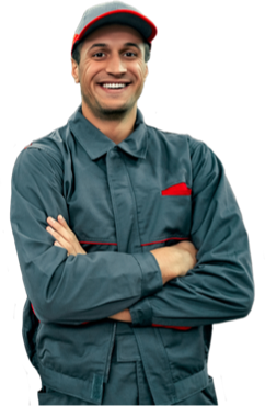 un homme souriant en costume de travail, les bras croisés