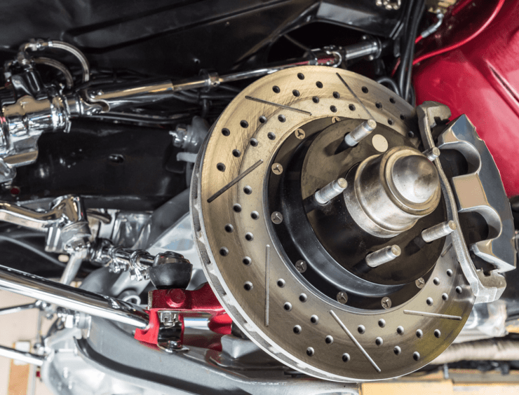 gros plan sur le frein d'une voiture