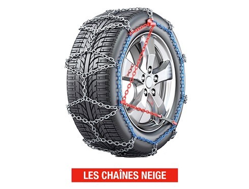 un pneu auquel sont attachées des chaînes