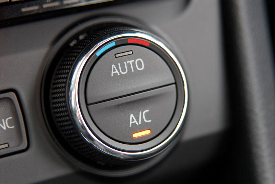 un gros plan d'un bouton sur une voiture