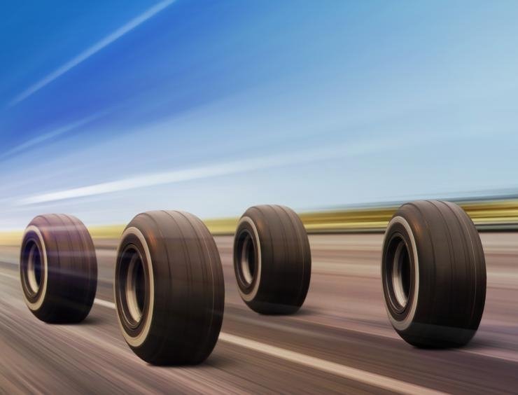 un groupe de quatre gros pneus sur une route