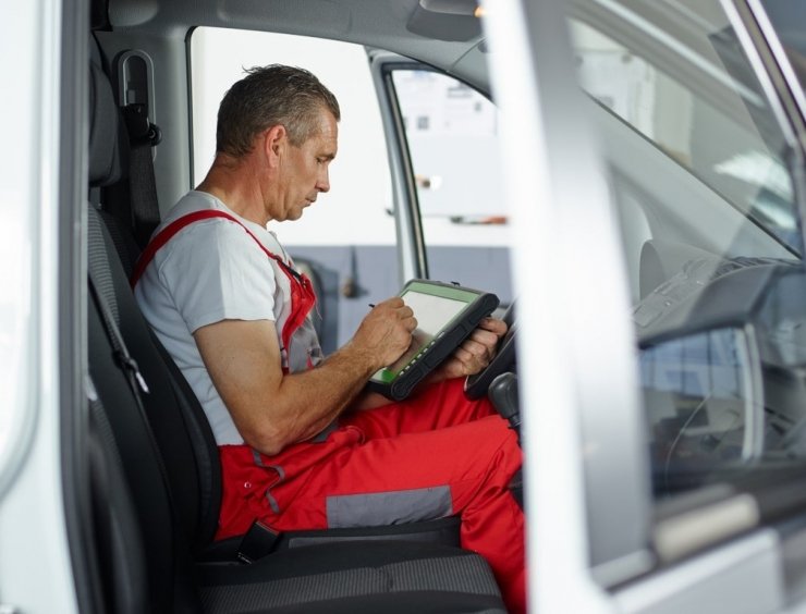 un homme assis à la place du conducteur d'une voiture