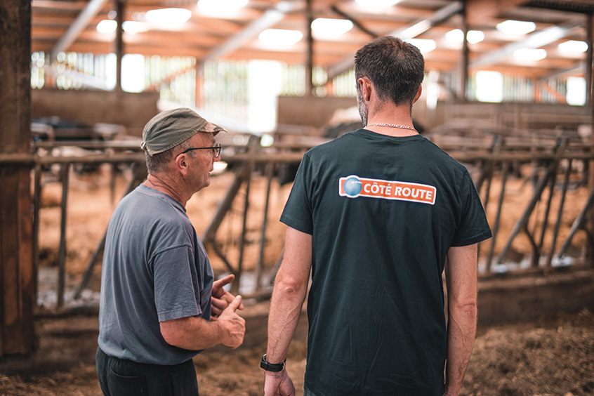 un couple d'hommes debout l'un à côté de l'autre