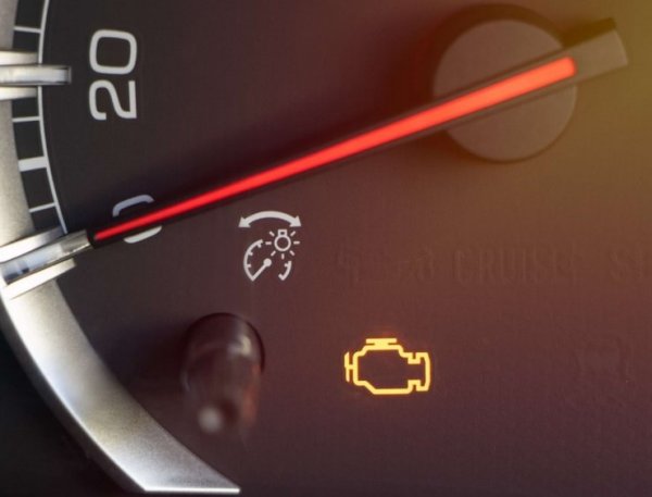 gros plan d'un compteur de vitesse avec une aiguille rouge