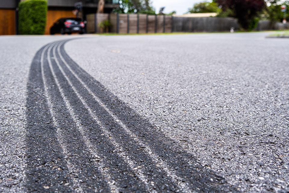 Tyre track on asphalt from hard braking - shallow focus marque noire laissée sur la chaussée par les pneus d'un véhicule en dérapage
