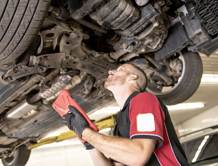 un mécanicien travaillant sur une voiture dans un garage